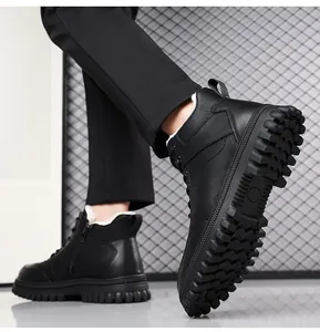 Detail van zwarte winterschoenen met dikke antislipzool en warme wollen voering