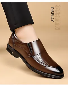 Vue latérale de chaussures en cuir marron pour hommes avec bout dégradé et détail métallique