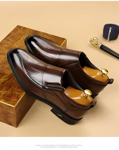 Détail d'une chaussure en cuir marron foncé avec embossage, logo éclair et embauchoir en bois