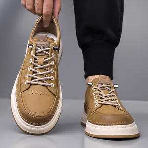 Baskets décontractées en cuir kaki pour hommes avec semelle blanche et motif imprimé