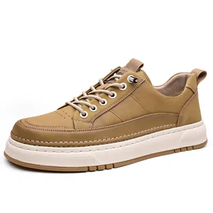 Chaussures décontractées en cuir kaki pour hommes avec bout perforé et semelle épaisse blanche