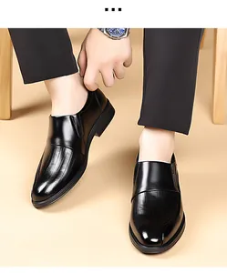 Détail des mocassins en cuir noir avec rayures verticales et semelle épaisse antidérapante