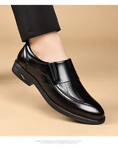 Gros plan de chaussures en cuir noir sans lacets avec texture gaufrée et logo en métal