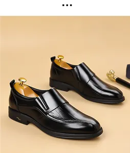Détail de chaussures en cuir noir sans lacets avec texture gaufrée et garniture en métal