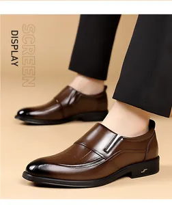 Détail de mocassins en cuir marron avec texture quadrillée et bout dégradé élégant
