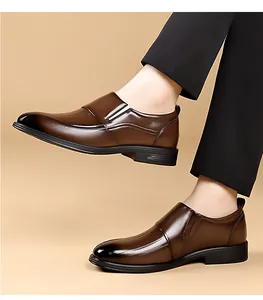 Gros plan de mocassins business en cuir marron foncé dégradé de haute qualité