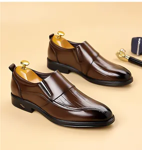 Gros plan de mocassins en cuir marron avec surpiqûres élégantes et détail métallique chic