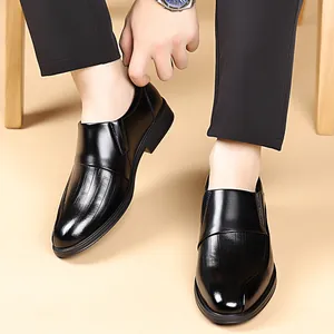Mocassins business pour hommes en cuir noir avec texture embossée verticale sur le bout
