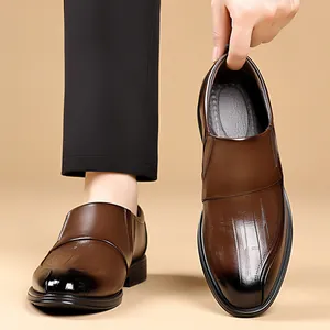 Chaussures classiques de ville en cuir marron pour hommes avec motif et semelle en gomme