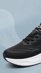 Κοντινό πλάνο ελαφριών μαύρων sneakers με πλέγμα, λευκή σόλα EVA και σταθερή υποστήριξη