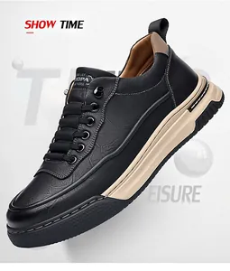 Λεπτομέρεια από ανδρικά μαύρα δερμάτινα sneakers με χοντρή μπεζ σόλα από καουτσούκ