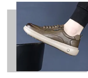 Nahaufnahme der Herren-Sneaker mit strukturierter Lederoptik und dicker Gummisohle