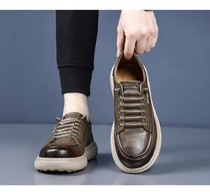 Detailansicht der Herren Slipper aus Leder mit Textur und dicker Gummisohle