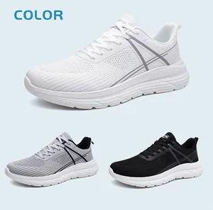 Détail du tissu en maille respirante et des semelles blanches de chaussures de course outdoor