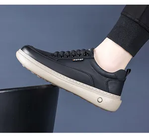 Detailansicht der schwarzen Leder-Sneaker mit cremeweißer Sohle und Ziernähten
