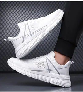 Détail de baskets en mesh blanc respirant avec semelles multicouches sur mannequin