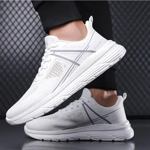 Détails de chaussures de course blanches en maille respirante portées par le modèle