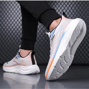 Dettaglio di sneaker in mesh traspirante che mostra la trama della suola bianca spessa