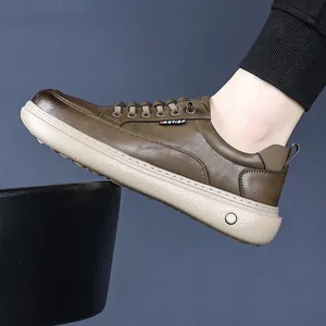 Herren-Freizeitschuhe aus braunem Leder mit rutschfester weißer Sohle und Schnürsenkeln
