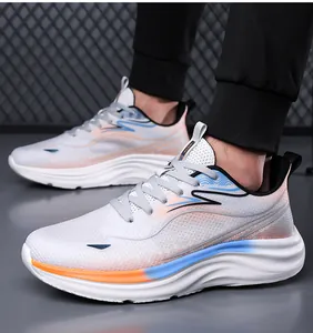 Dettaglio di scarpe da corsa in mesh leggero con strisce colorate e suole ammortizzate spesse