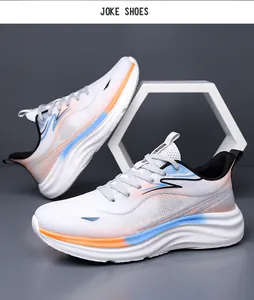 Dettaglio scarpe da corsa in mesh traspirante con onde sfumate blu e arancioni