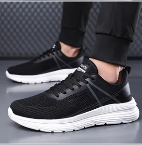 Détail de baskets en mesh noir respirant avec étiquette sport et semelle à amorti