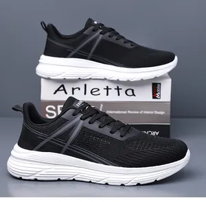 Gros plan sur le mesh respirant et les motifs géométriques gris des baskets noires