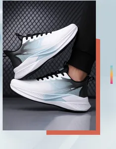 Dettaglio della tomaia in mesh traspirante e strisce blu su scarpe sportive da uomo