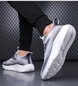 Dettaglio della suola scanalata antiscivolo e del profilo mesh delle sneaker da uomo