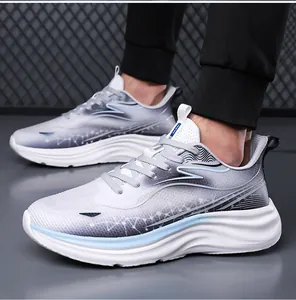 Dettaglio delle scarpe da corsa in mesh traspirante con motivi blu e suola ammortizzata