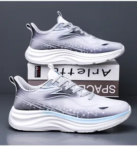 Dettaglio del tessuto mesh traspirante e colori sfumati su scarpe da corsa leggere