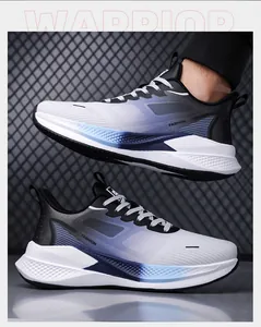 Dettaglio della superficie in pelle e degli inserti in rete di queste scarpe da uomo