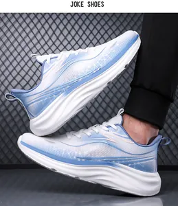 Dettaglio della tomaia in mesh traspirante e design sfumato blu su scarpe da corsa