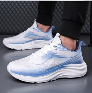 Vista laterale di scarpe sportive in mesh traspirante con sfumatura bianca e blu