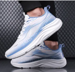 Vista laterale di scarpe da corsa in mesh traspirante da uomo in sfumatura blu