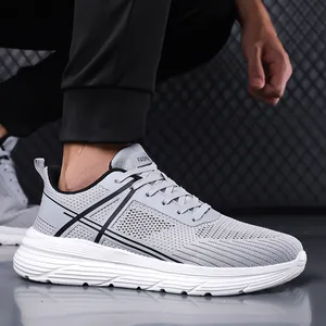 Chaussures de course légères en mesh gris respirant pour hommes avec semelle blanche