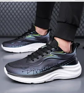 Dettaglio di sneaker in mesh traspirante sfumato con suola spessa bianca e toni neon