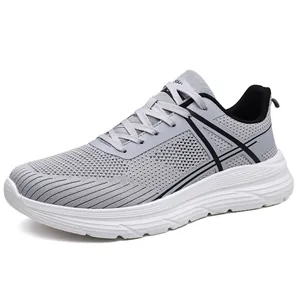 Chaussures de course légères en maille grise pour hommes avec semelles blanches
