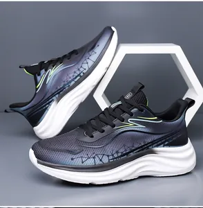 Dettaglio di scarpe da corsa in mesh traspirante con sfumature e suole spesse