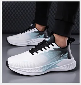 Vista laterale di scarpe sportive da uomo con mesh traspirante e suole spesse ammortizzate