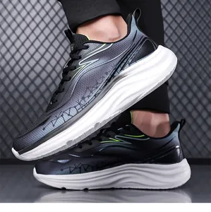 Dettaglio scarpe da corsa in mesh con strisce verdi e suole spesse ammortizzate