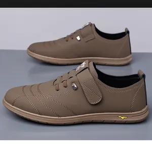 Détail d'un mocassin en cuir marron foncé avec fermeture velcro et logo aile jaune