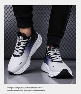 Dettaglio delle sneakers blu sfumate con spessa suola in gomma bianca antiscivolo