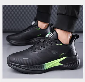Sneaker casual nere con dettagli verde neon e suola spessa antiscivolo vista dal vivo