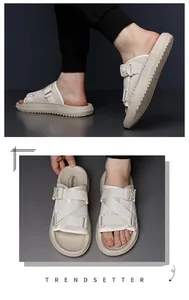 Detail von Herren-Pantoletten in Beige mit verstellbarer Schnalle und rutschfester Sohle