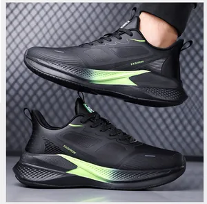 Dettagli di scarpe sportive nere con accenti verde neon e suole ammortizzate antiscivolo