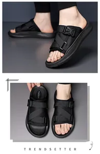 Makro-Detail von schwarzen Mesh-Riemen und Schnallen an Herren-Strand-Pantoletten