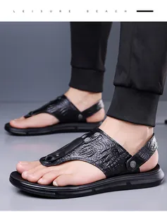 Detail von Herren Flip-Flops mit Krokoprägung und sicherem Fersenriemen in Schwarz