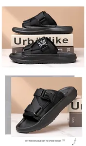 Details von schwarzen Mesh-Herren-Sandalen mit verstellbaren Riemen und Schnallen