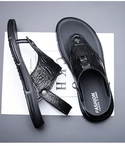 Makroaufnahme der schwarzen Krokostruktur und des Fersenriemens der Herren-Flip-Flops